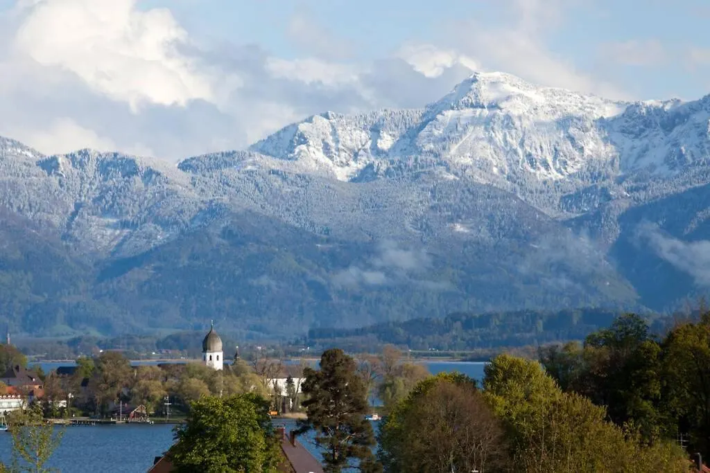 Ferienwohnung In Seenaher Kuenstlervilla In Gstadt Gstadt am Chiemsee