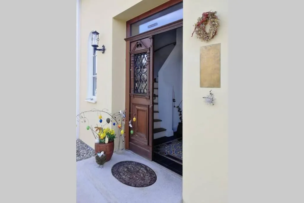 Ferienwohnung In Seenaher Kuenstlervilla In Gstadt Gstadt am Chiemsee